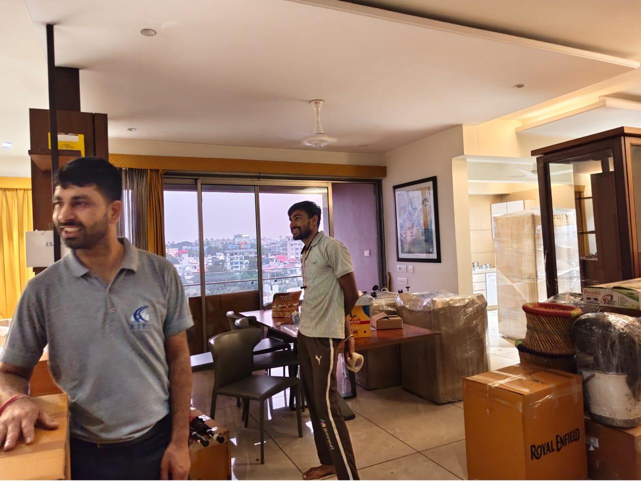 Shekhawat Packers and Movers Hubli - team handling home relocation goods
